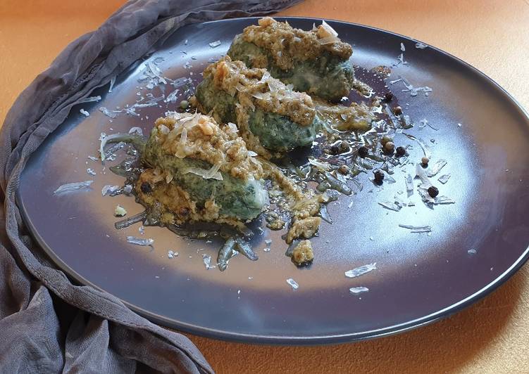 Gnudi con crema di cipolle rosse e acciughe