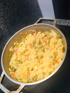 Una foto de Arroz encebollado con verduras