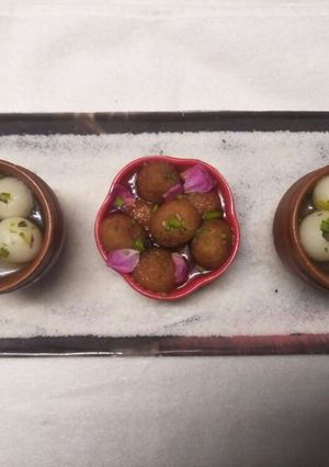 A picture of Rice rasgulla and gulab jamun.