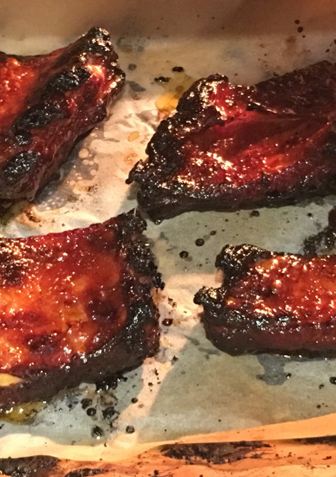 Una foto de Costillas al horno con salsa barbacoa picantes