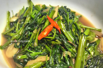 Bagaimana Menyiapkan Tumis Kangkung Terasi (Bumbu Iris Simple), Sempurna