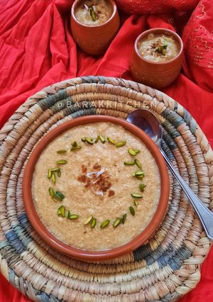 A picture of Nolen gurer payesh or Rice kheer with date palm jaggery.