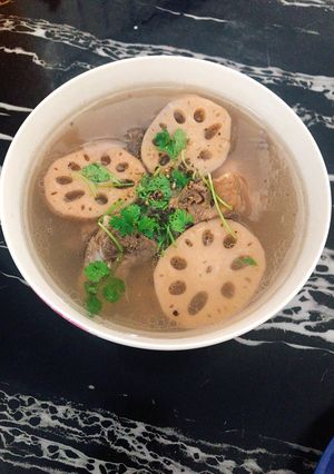 Hình của món Canh củ sen hầm xương.