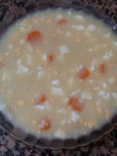Una foto de Sopa de arroz con huevo y zanahoria