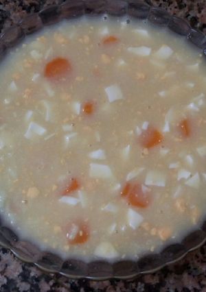 Una foto de Sopa de arroz con huevo y zanahoria