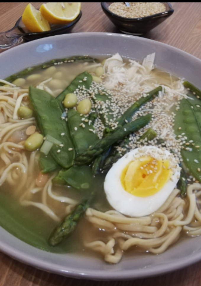 Una foto de Ramen de pollo