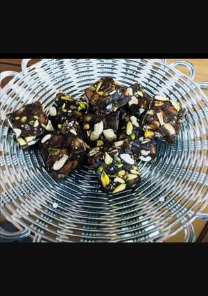 ખજૂર પાક (Khajoor Paak Recipe In Gujarati) રેસીપી મુખ્ય ફોટો