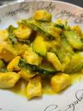 Pollo, zapallito italiano y azafrán