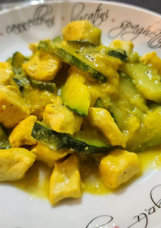 Una foto de Pollo, zapallito italiano y azafrán