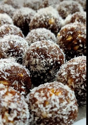 ખજૂર પાક (Khajoor Paak Recipe In Gujarati) રેસીપી મુખ્ય ફોટો