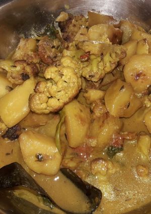A picture of Aloo gobhi curry.