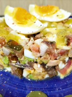 Una foto de Tartar vegetal con atún y huevo