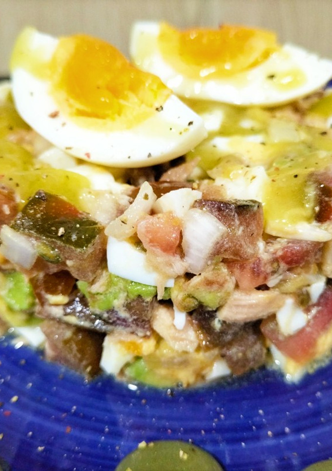 Una foto de Tartar vegetal con atún y huevo