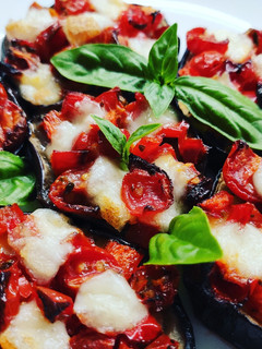 Foto di Pizzette di melanzane con peperoni e fiordilatte