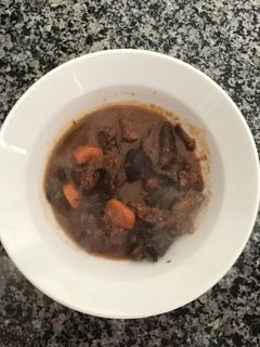 Una foto de Ragout de ciervo en salsa con setas orejas de Satán. Carne de caza