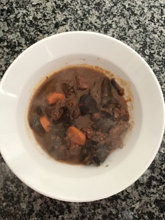Una foto de Ragout de ciervo en salsa con setas orejas de Satán. Carne de caza