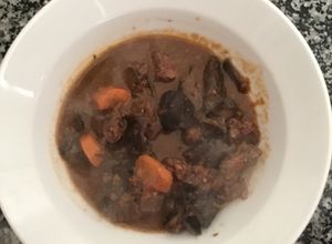 Una foto de Ragout de ciervo en salsa con setas orejas de Satán. Carne de caza