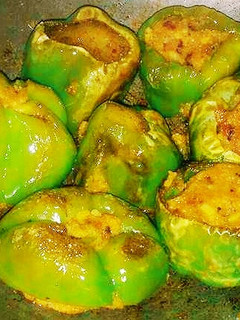 मसालेदार भरवा शिमला मिर्च (Masaledar bharva shimla mirch recipe in Hindi) रेसिपी मुख्य फोटो