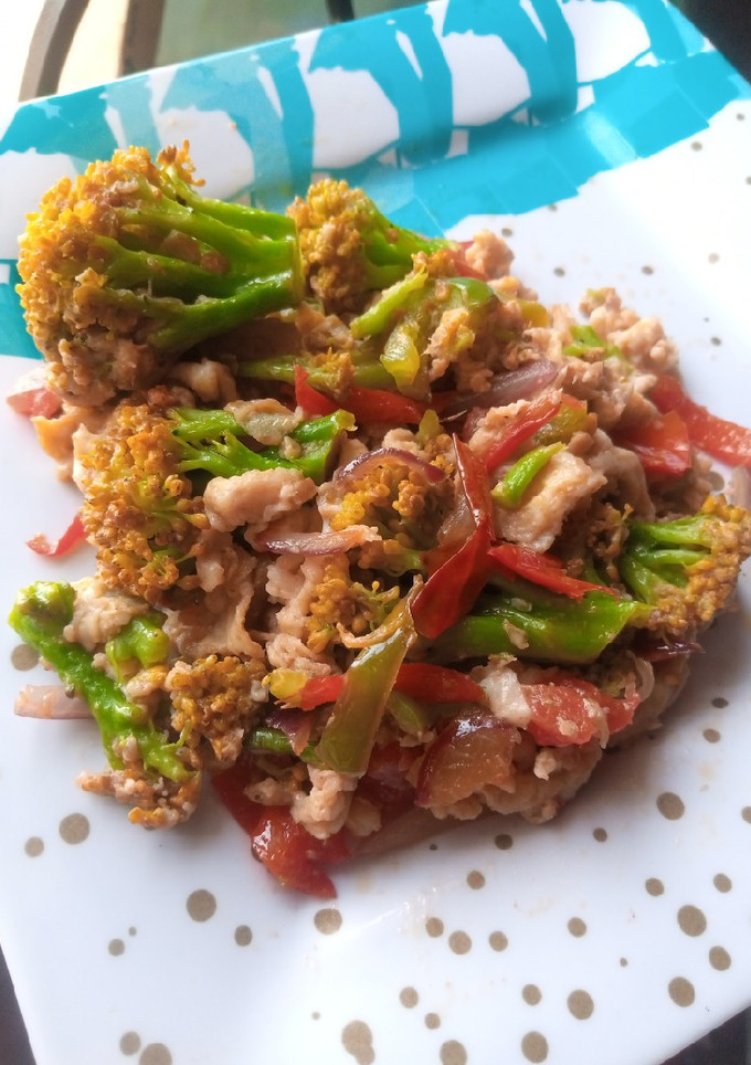 A picture of Scrambled eggs with broccoli.