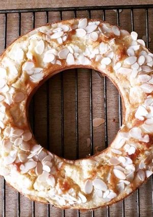 Une photo de Gâteau au yaourt, morceaux de pommes et amandes effilées