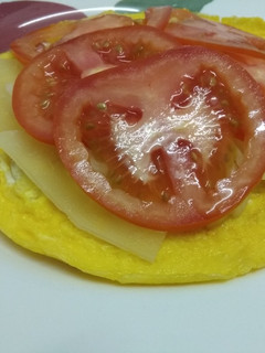 Una foto de Tortilla de bacon con "ensalada"