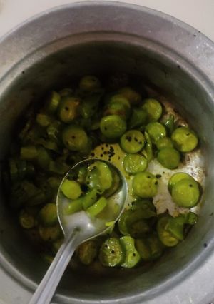 ટીંડોળા મરચાં નો સંભારો (Tindora Marcha Sambharo Recipe In Gujarati) રેસીપી મુખ્ય ફોટો