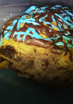 Una foto de Torta de nueces y almendras bañada con chocolate blanco y negro🤩