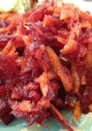 Une photo de Carottes et betterave râpées à l'orientale