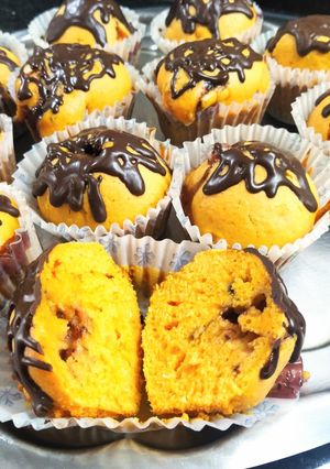 Una foto de Magdalenas de flan con corazón de dulce de arándanos