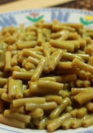 Una foto de Macaroni con salsa de aguacate