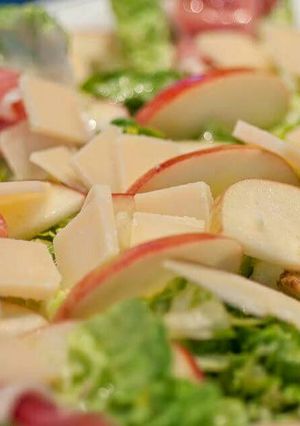 Una foto de Ensalada de jamón y manzana 