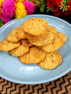 ફરસી પૂરી (Farsi Poori Recipe In Gujarati) રેસીપી મુખ્ય ફોટો