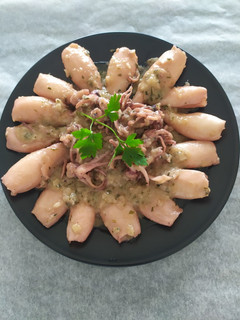 Una foto de Calamares en salsa de ajo
