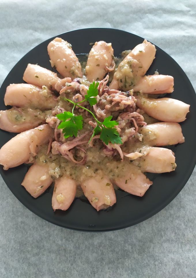 Una foto de Calamares en salsa de ajo