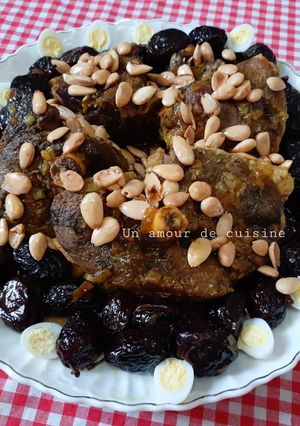 Une photo de Tajine d'agneau aux pruneaux, amandes et œufs 🍴