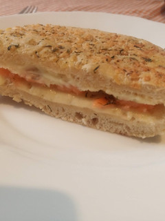 Una foto de Focaccia rellena de queso y salmón ahumado