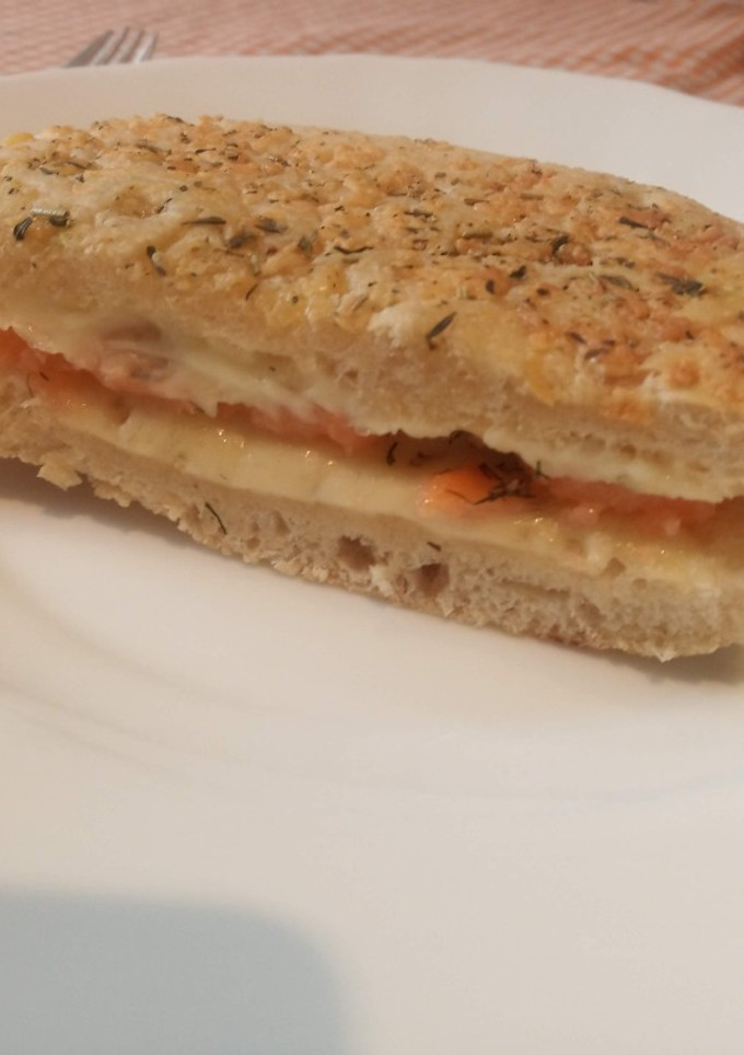 Una foto de Focaccia rellena de queso y salmón ahumado