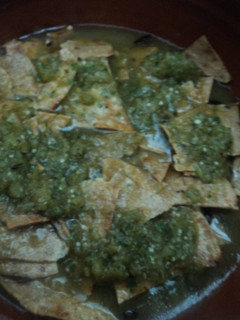 Una foto de Totopos Veganos con salsa de tomatillo de milpa rancheros tipo chilaquiles que no pican
