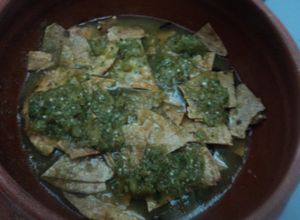 Una foto de Totopos Veganos con salsa de tomatillo de milpa rancheros tipo chilaquiles que no pican