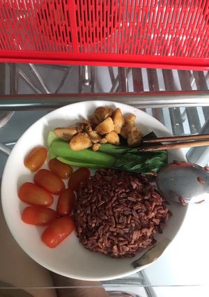 Hình của món Cơm gạo lứt + ức gà áp chảo “ Eat Clean”.