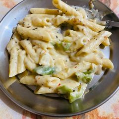 A picture of White sauce pasta.