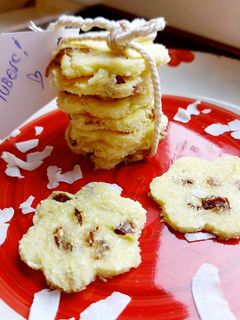 O poză a rețetei Biscuiți moi din griș, cocos și fructe confiate.