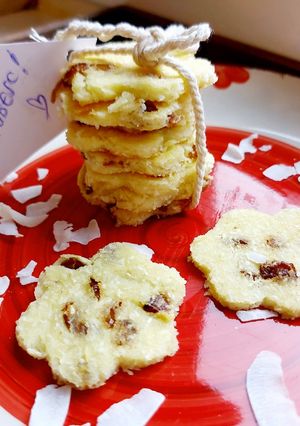 O poză a rețetei Biscuiți moi din griș, cocos și fructe confiate.