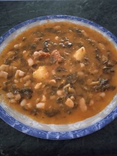 Una foto de Alubias con espinacas y chorizo