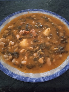 Una foto de Alubias con espinacas y chorizo