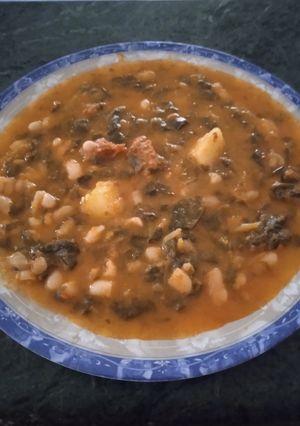 Una foto de Alubias con espinacas y chorizo