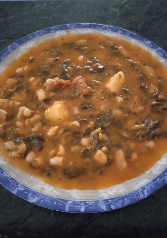 Una foto de Alubias con espinacas y chorizo
