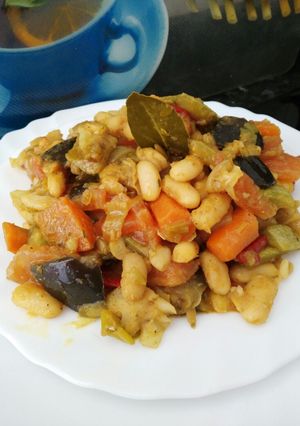 Una foto de Verduras salteadas con alubias blancas y curry