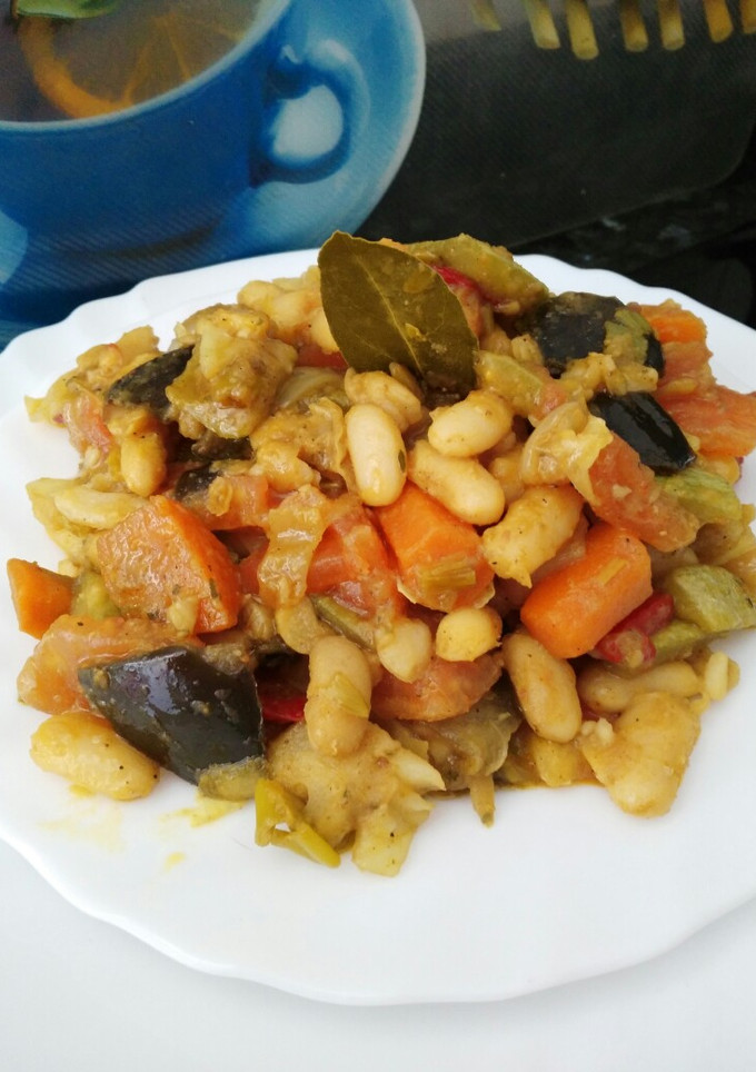 Una foto de Verduras salteadas con alubias blancas y curry