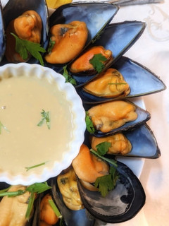 Una foto de Mejillones con crema de wasabi